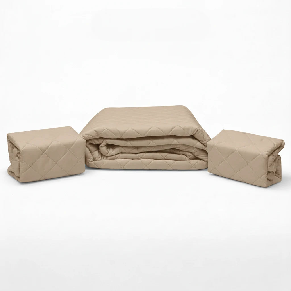 Set de cubrecama HPC Polo color camel doblado sobre fondo blanco con piezas acomodadas a ambos lados.