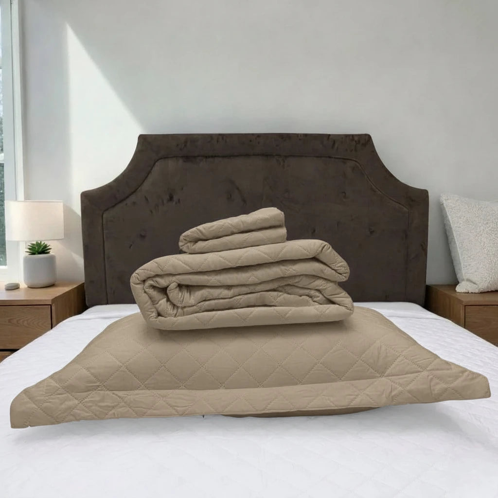 Cubrecama HPC Polo color camel doblado sobre almohada camel, mostrando su textura acolchada y presentación del set.