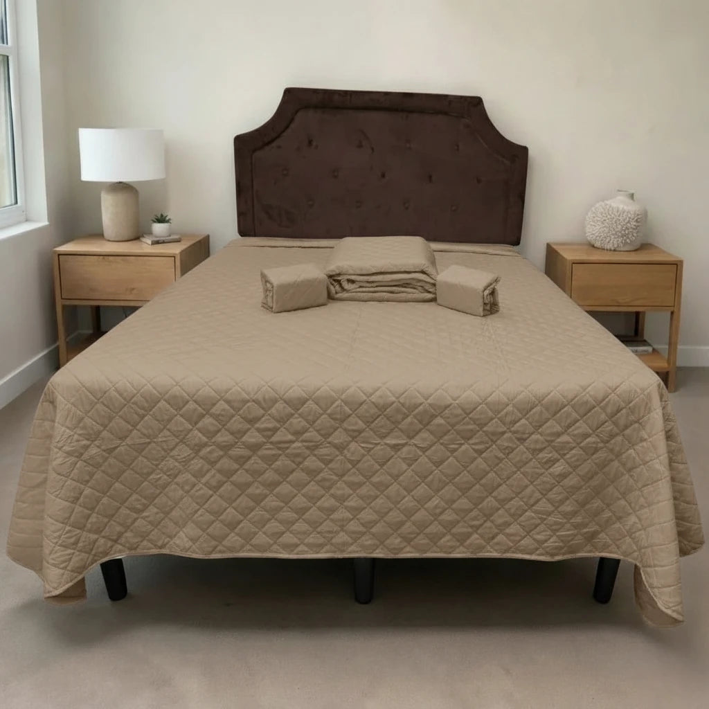 Set de cubrecama HPC Polo color camel sobre cama, vista frontal con piezas dobladas colocadas al centro.