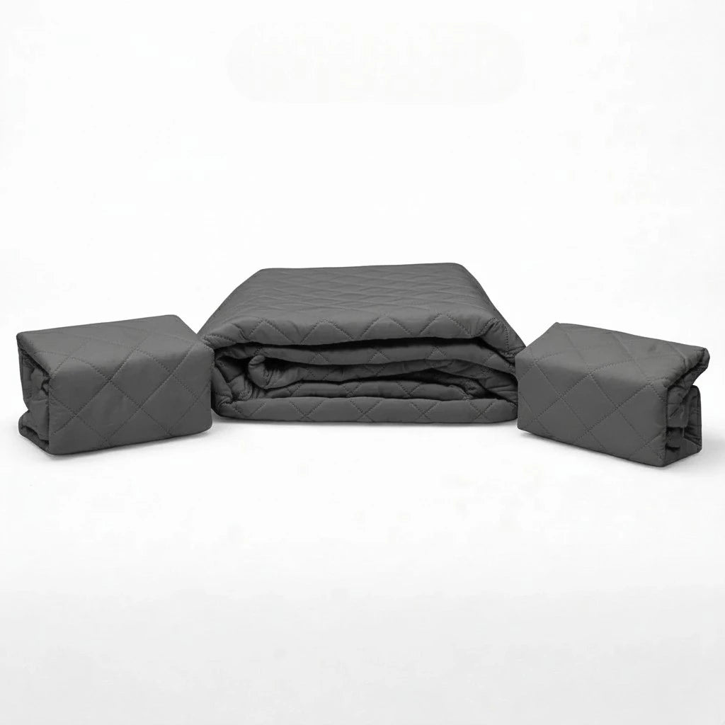 Set de cubrecama HPC Polo color gris doblado sobre fondo blanco con piezas acomodadas a ambos lados.