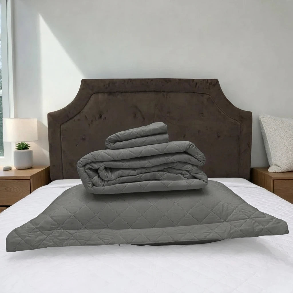 Cubrecama HPC Polo color gris doblado sobre almohada gris, mostrando su textura acolchada y presentación del set.