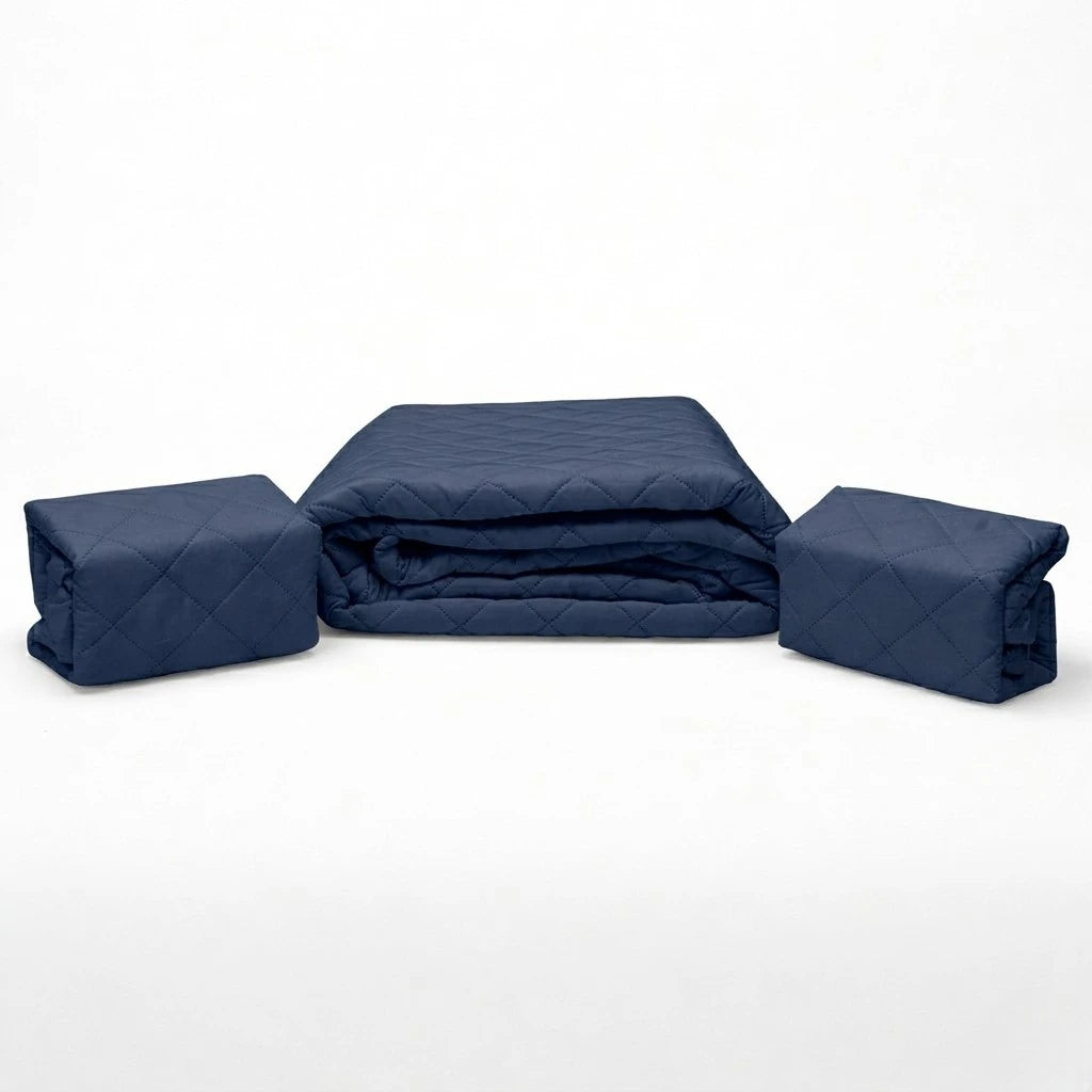 Set de cubrecama HPC Polo color navy doblado sobre fondo blanco con piezas acomodadas a ambos lados.