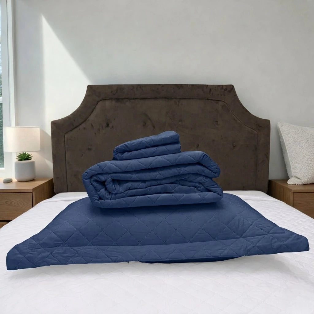 Cubrecama HPC Polo color navy doblado sobre almohada navy, mostrando su textura acolchada y presentación del set.