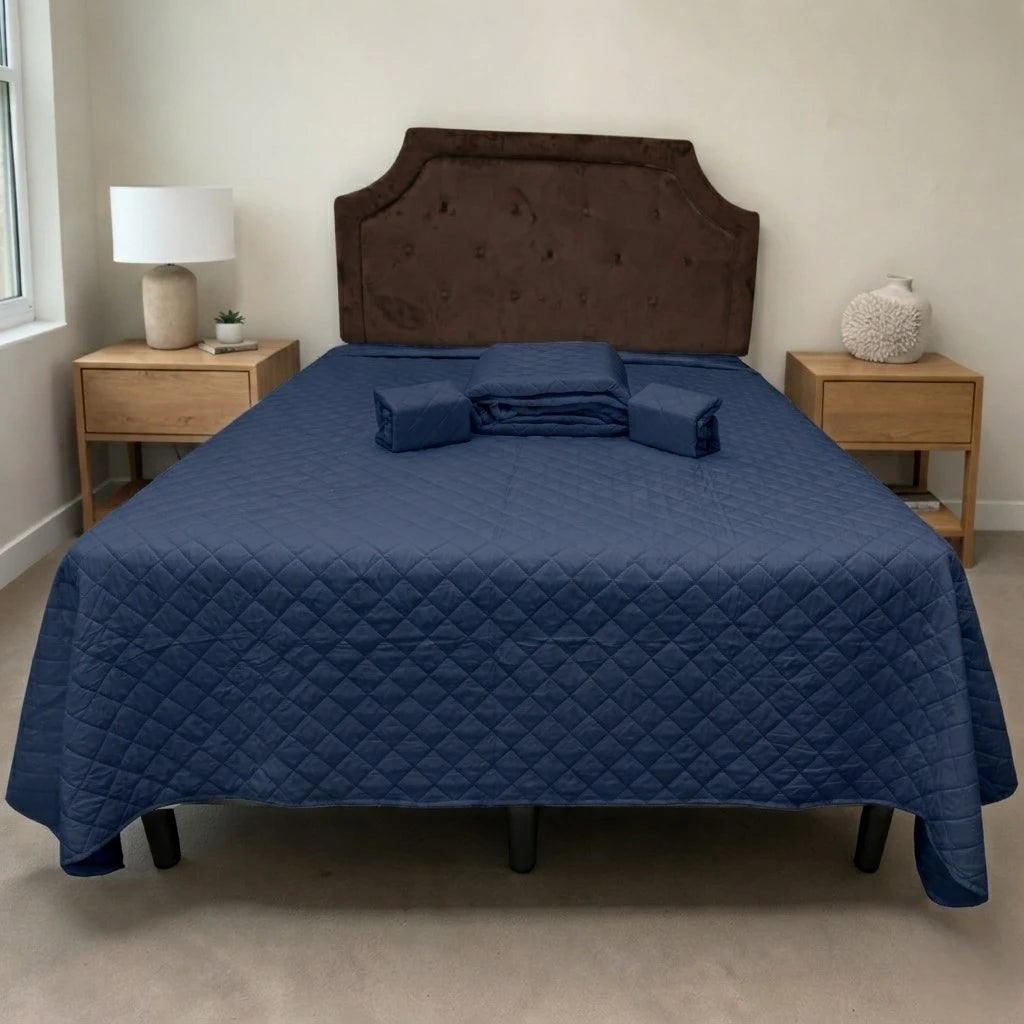 Set de cubrecama HPC Polo color navy sobre cama, vista frontal con piezas dobladas colocadas al centro.