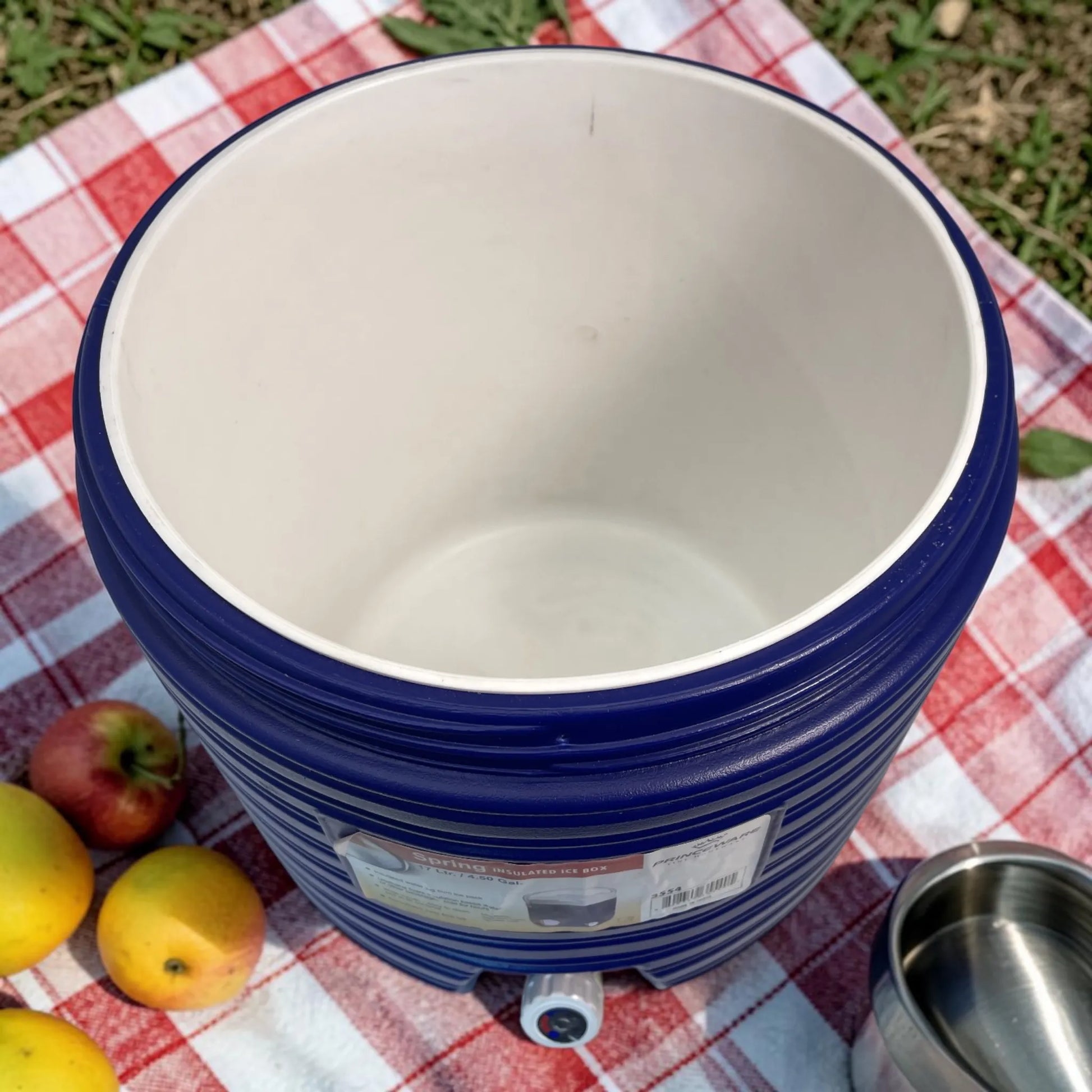 Interior amplio del dispensador térmico Princeware azul de 17 litros SKU 3554, ideal para agua fría y bebidas en reuniones o picnic.