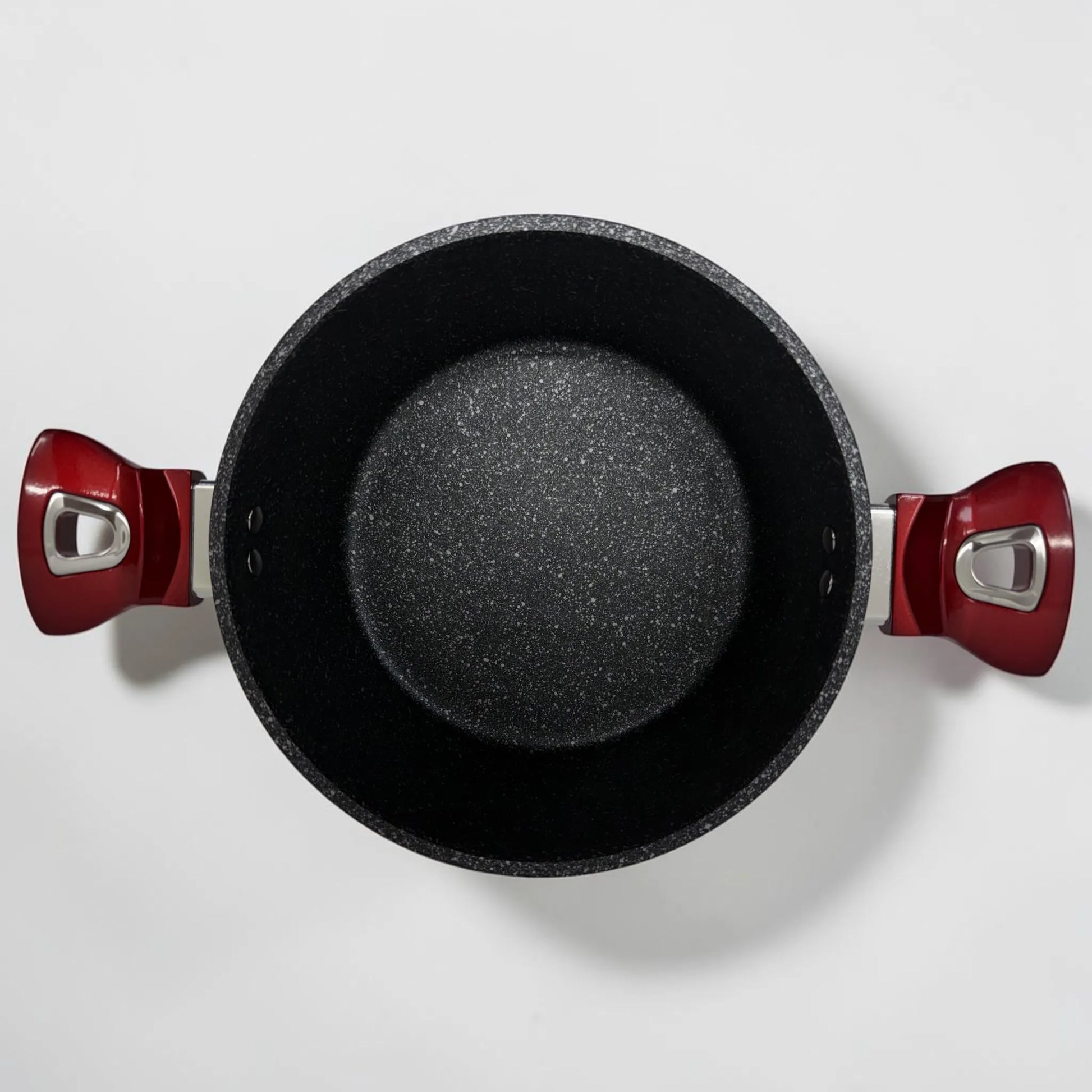 Vista superior del interior de una olla Epicure Escarlata con revestimiento antiadherente tipo mármol y asas laterales rojas, parte del set SKU EP-12PCS-045.