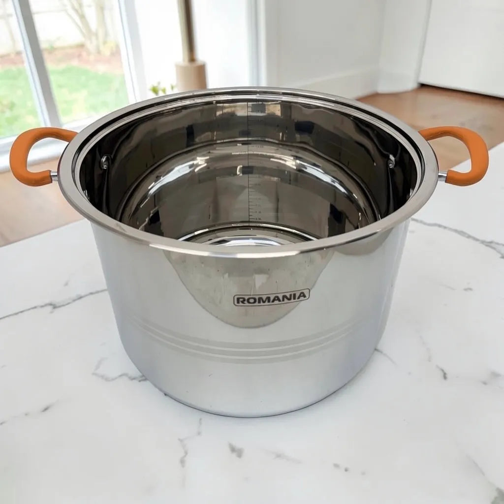 Interior de olla Romania de acero inoxidable con escala interna de medición visible y mangos naranjas laterales.