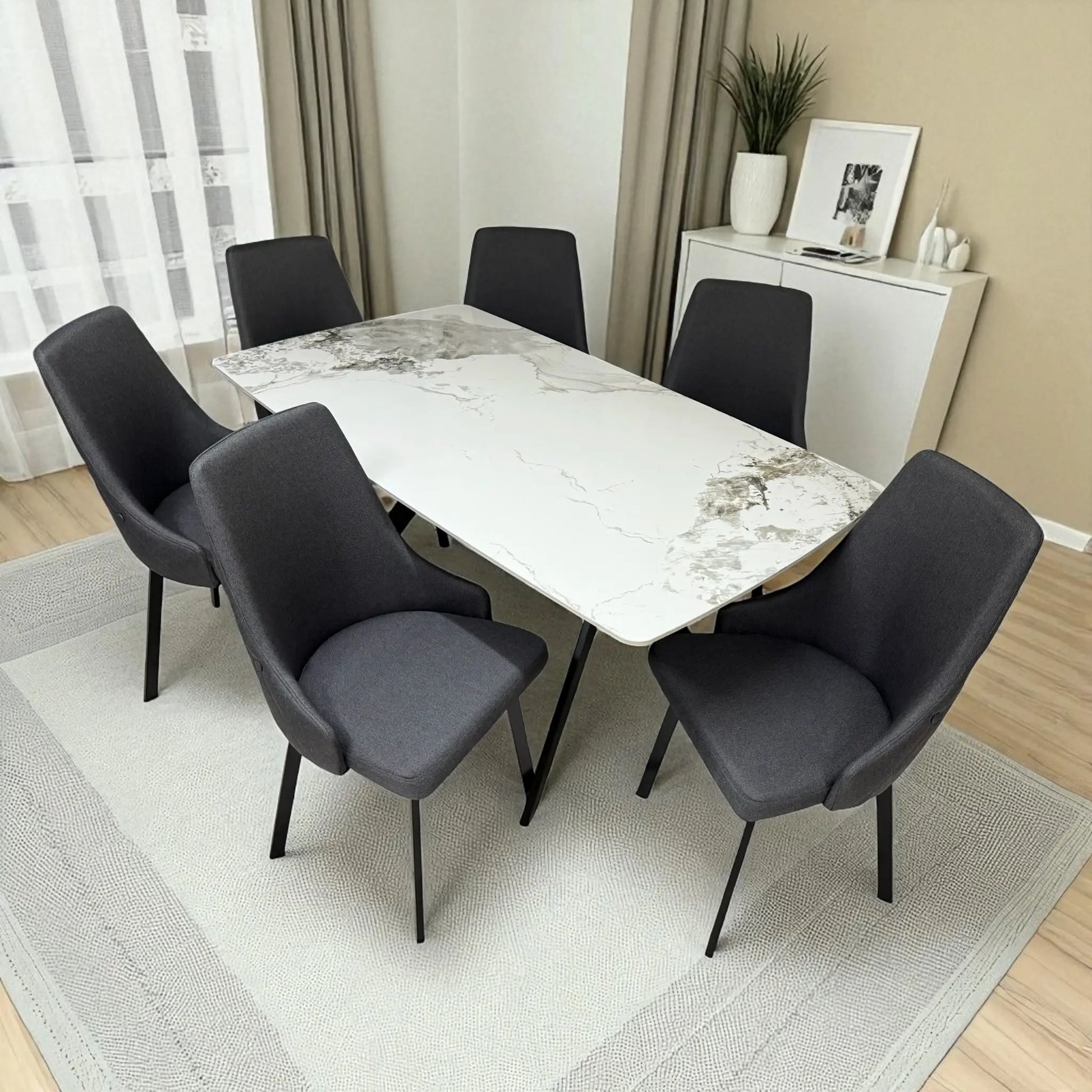 Comedor DT-06-2237 de Ambienta Home Decor con mesa 156×86×76 cm y seis sillas gris oscuro tapizadas, vista frontal en ambiente moderno.