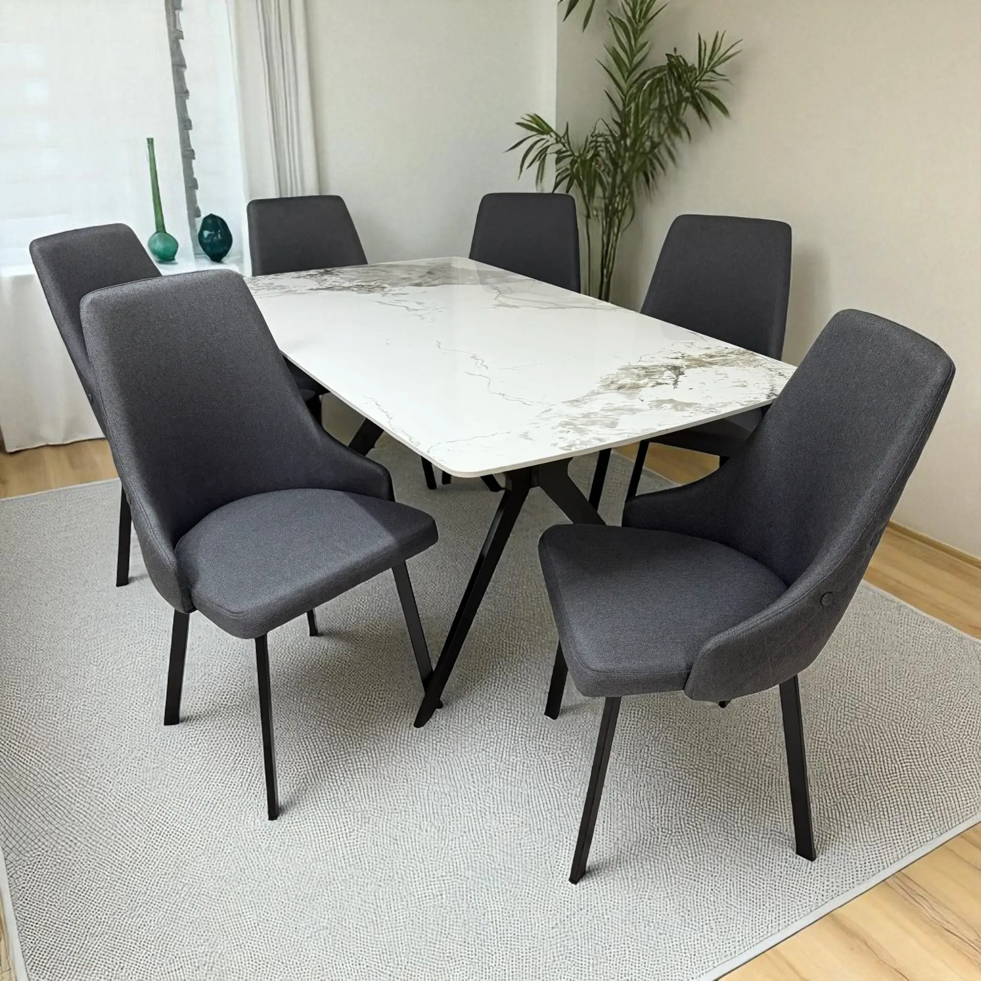Vista lateral izquierda del juego de comedor DT-06-2237 de Ambienta Home Decor con mesa rectangular de mármol blanco y seis sillas tapizadas gris oscuro.