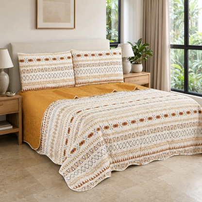 Juego de cubrecama reversible boho de 4 piezas en marfil, ocre y terracota sobre una cama.