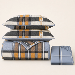 Juego de cubrecama reversible de 4 piezas con cuadros azul, gris, café y mostaza, presentado doblado.