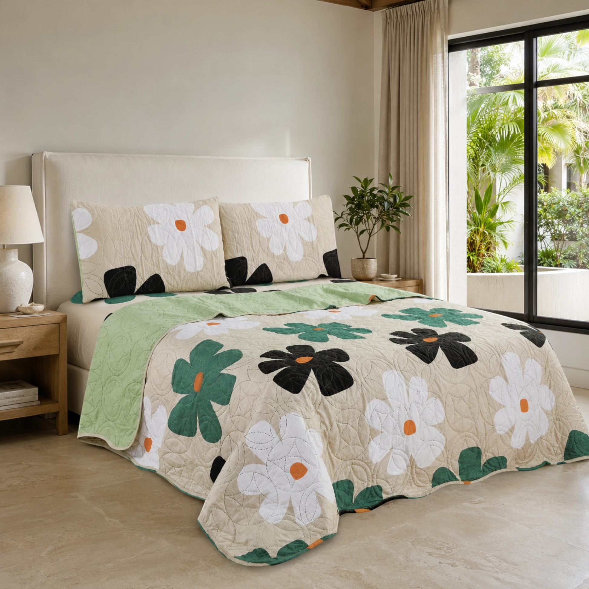 Juego de cubrecama reversible beige con flores blancas, negras y verdes con centros naranja.