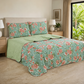 Juego de cubrecama reversible menta con estampado floral coral y reverso verde claro.