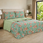 Juego de cubrecama reversible menta con estampado floral coral y reverso verde claro.