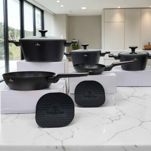 Juego de ollas de 10 piezas Berlinger Haus BH-8362 Black Rose Collection en color negro, con cacerolas, sartenes, tapas de vidrio y tapetes de silicona sobre encimera blanca.