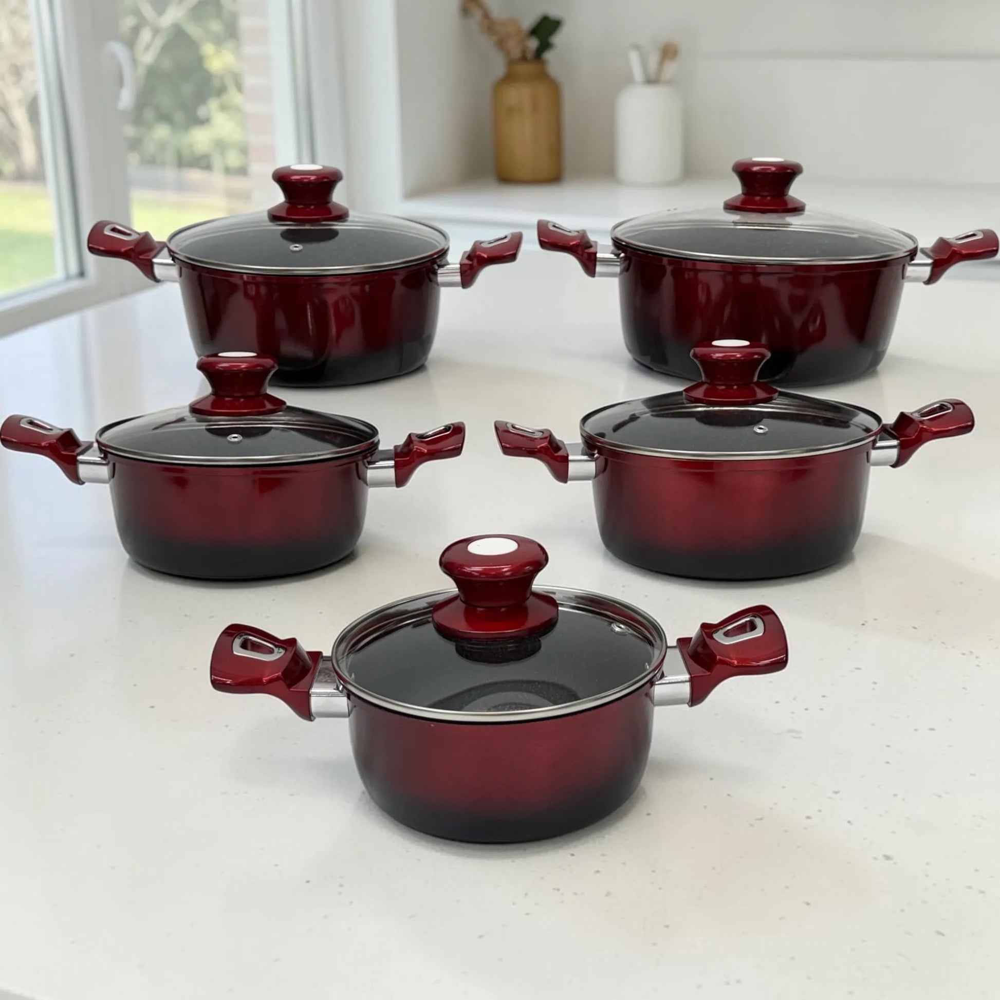 Juego de ollas Epicure Escarlata en color rojo vino con cinco tamaños y tapas de vidrio, parte del set de 12 piezas SKU EP-12PCS-045.