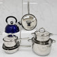 Juego de cocina Epicure by Joseph Marcus con ollas de acero inoxidable, sartén con tapa metálica y tetera azul silbante sobre fondo blanco.