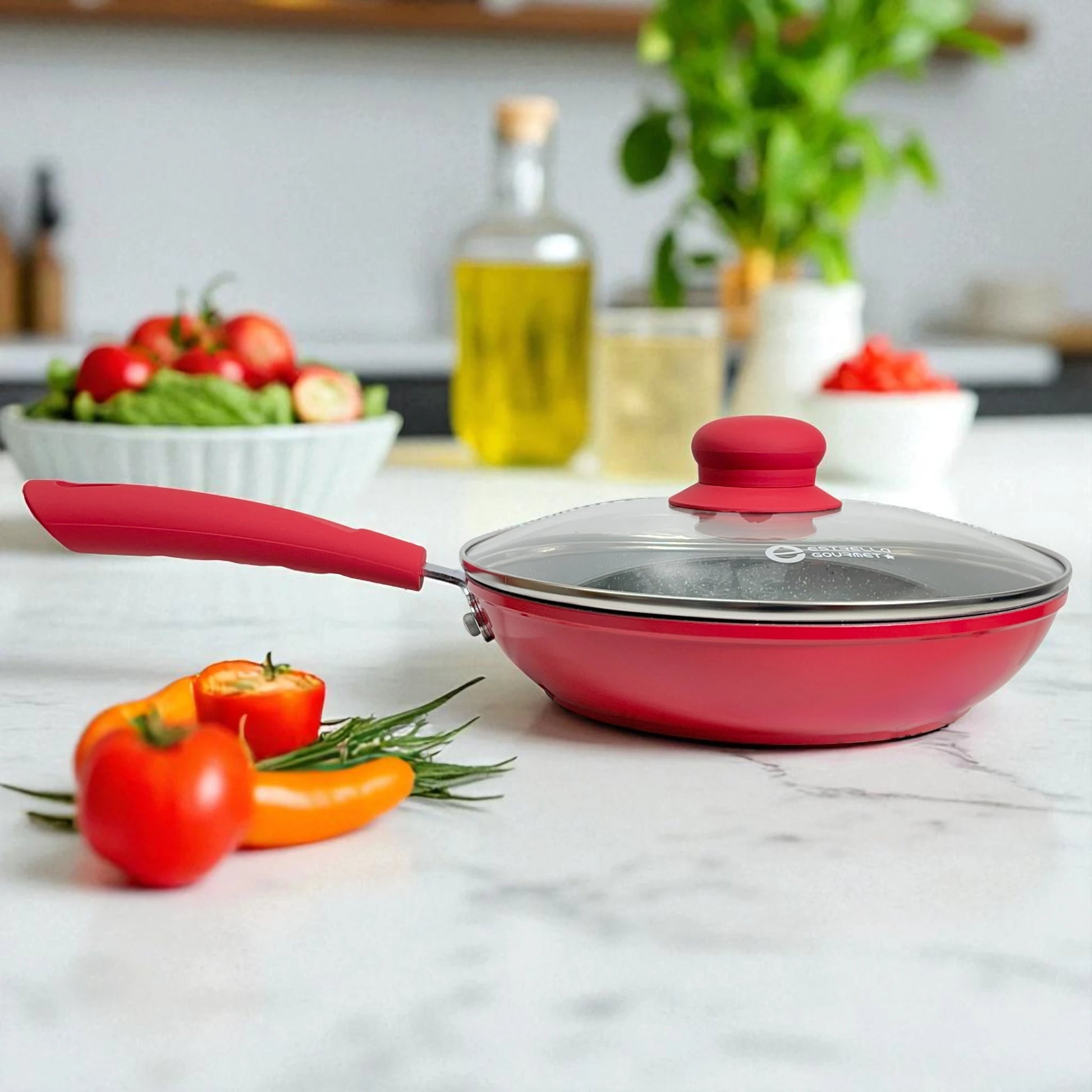 Sartén Estrella Gourmet rojo marmolizado con tapa de vidrio y mango ergonómico, ideal para cocina saludable en superficies antiadherentes.