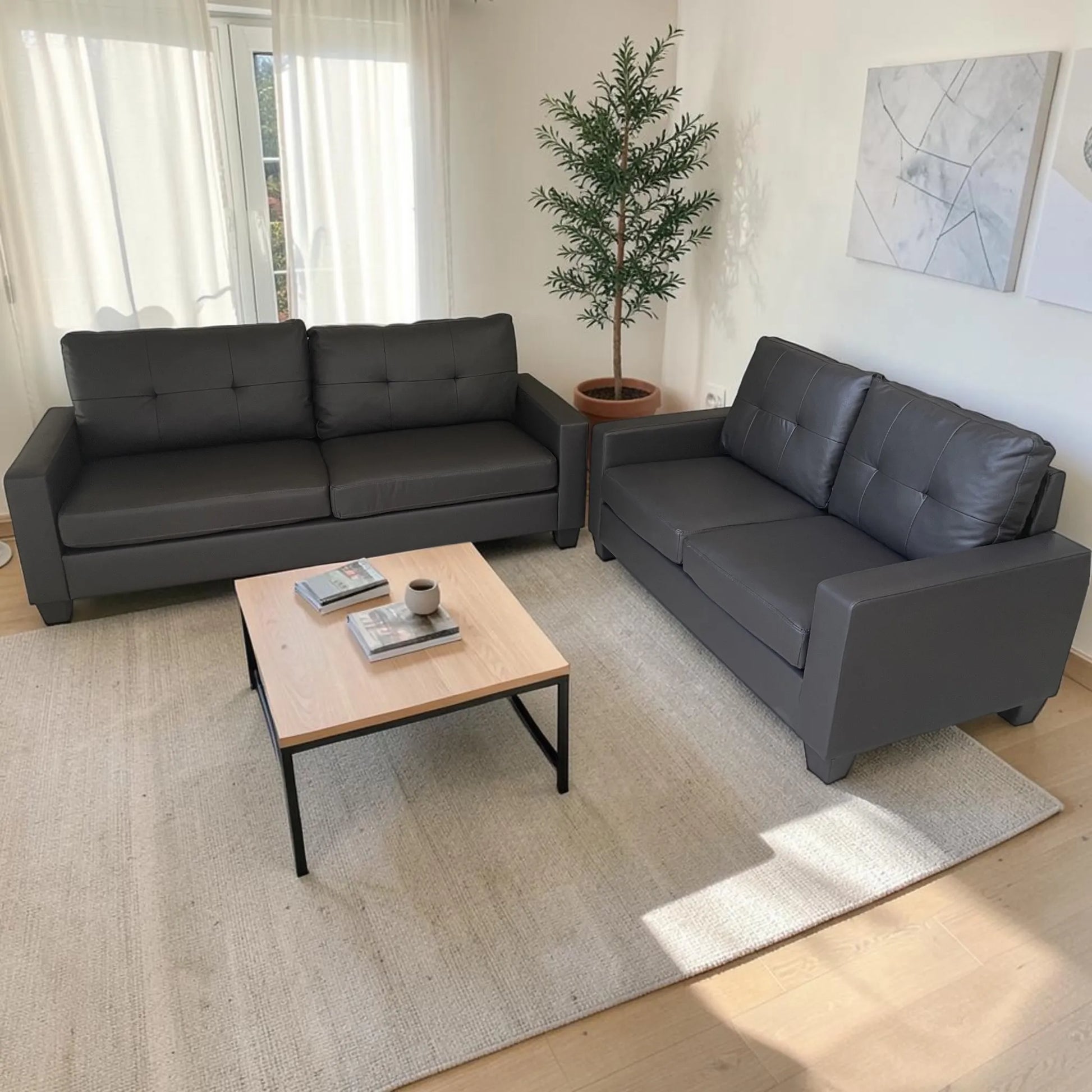 Juego de sofá 3+2 SF-711-GREY en cuero sintético gris oscuro, colocado en sala moderna con mesa de centro, alfombra beige y vista superior en ambiente iluminado.