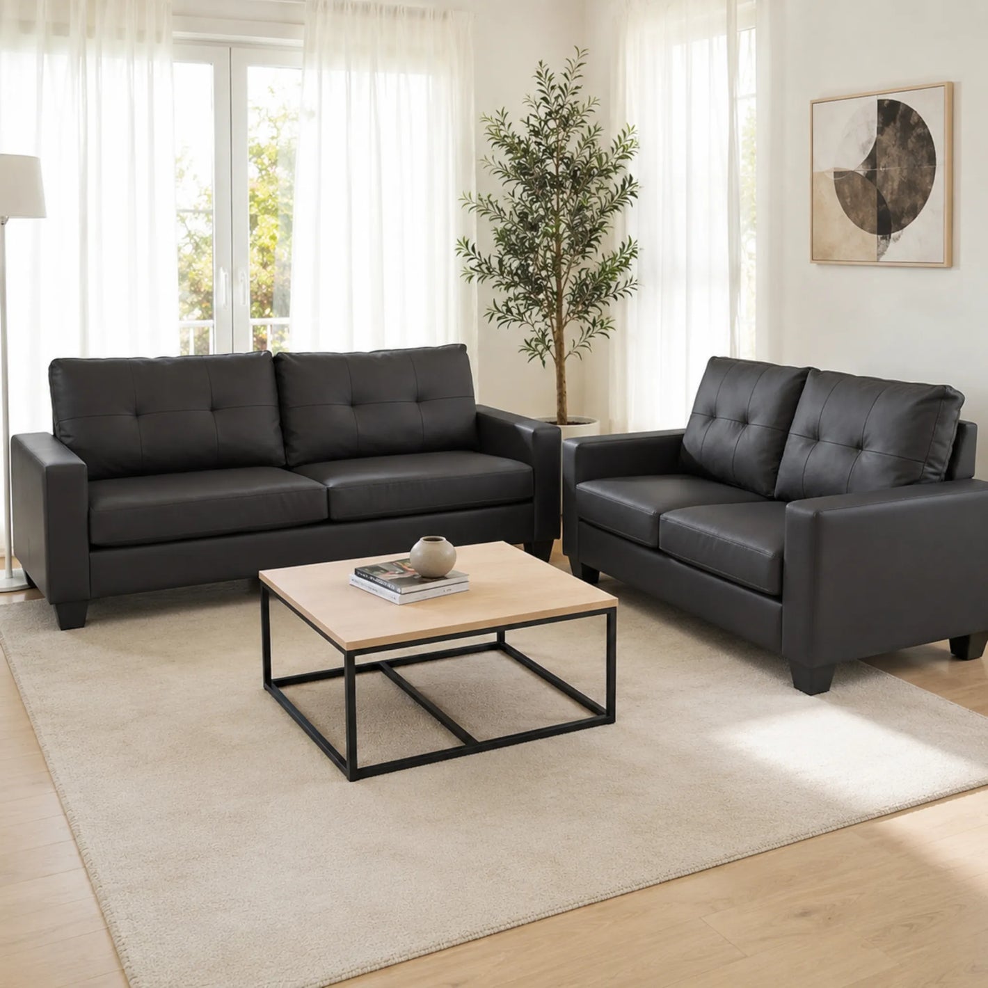 Foto principal del juego de sofá 3+2 SF-711-GREY en cuero sintético gris oscuro, con sofá de 3 asientos y sofá de 2 asientos en sala moderna iluminada.
