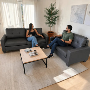 Juego de sofá 3+2 SF-711-GREY en cuero sintético gris oscuro con dos personas usándolo en sala moderna, mostrando comodidad y uso real en el hogar.