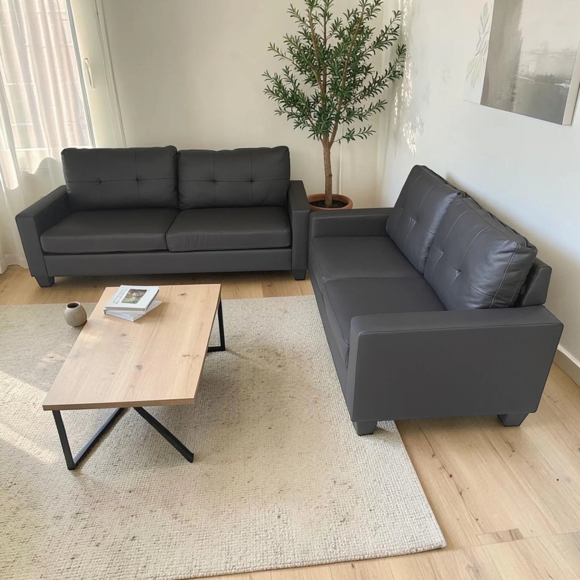 Juego de sofá 3+2 SF-711-GREY color gris oscuro en sala moderna, vista lateral con sofá de 2 asientos en primer plano y sofá de 3 asientos al fondo.