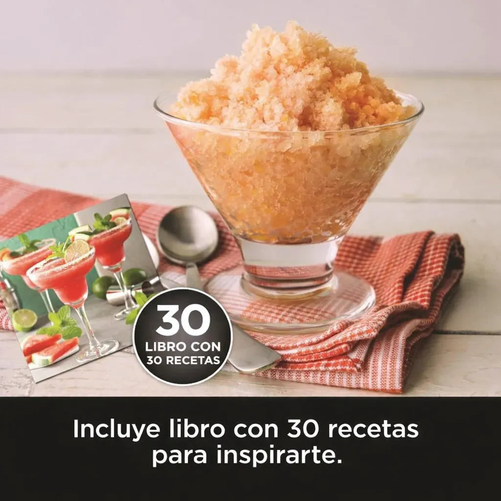 Bebida congelada tipo granizado en copa de vidrio junto a libro con 30 recetas incluido con la licuadora Ninja Professional Plus BN701.
