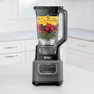 Licuadora Ninja Classic BE200LAA gris en encimera de cocina, 1000 W, jarra 72 oz con hielo y frutas, ideal para smoothies y bebidas congeladas.