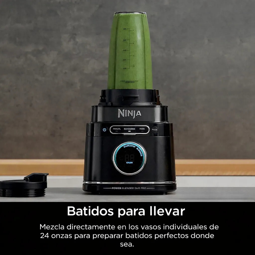 Licuadora Ninja TB301 negra preparando batido verde en vaso individual invertido de 24 onzas, ideal para smoothies para llevar.