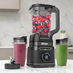 Licuadora Ninja TB301 BlendSense Power Blender Duo Pro color negro con jarra grande de 72 onzas, dos vasos individuales de 24 onzas y cuchilla Hybrid Edge sobre encimera de cocina.