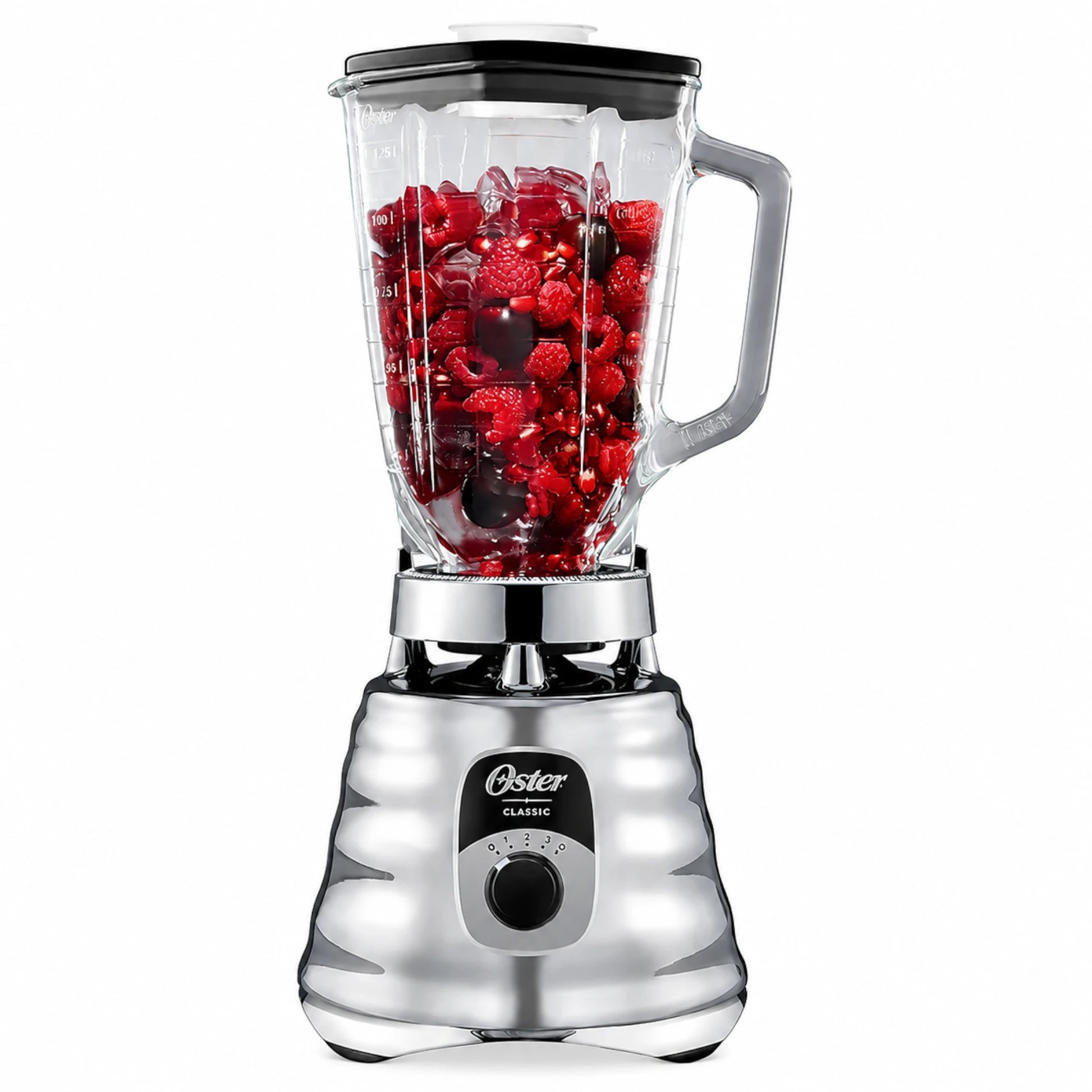 Licuadora clásica Oster cromada BLST4655 con vaso de vidrio de 1.25 litros lleno de frutos rojos, vista frontal sobre fondo blanco.