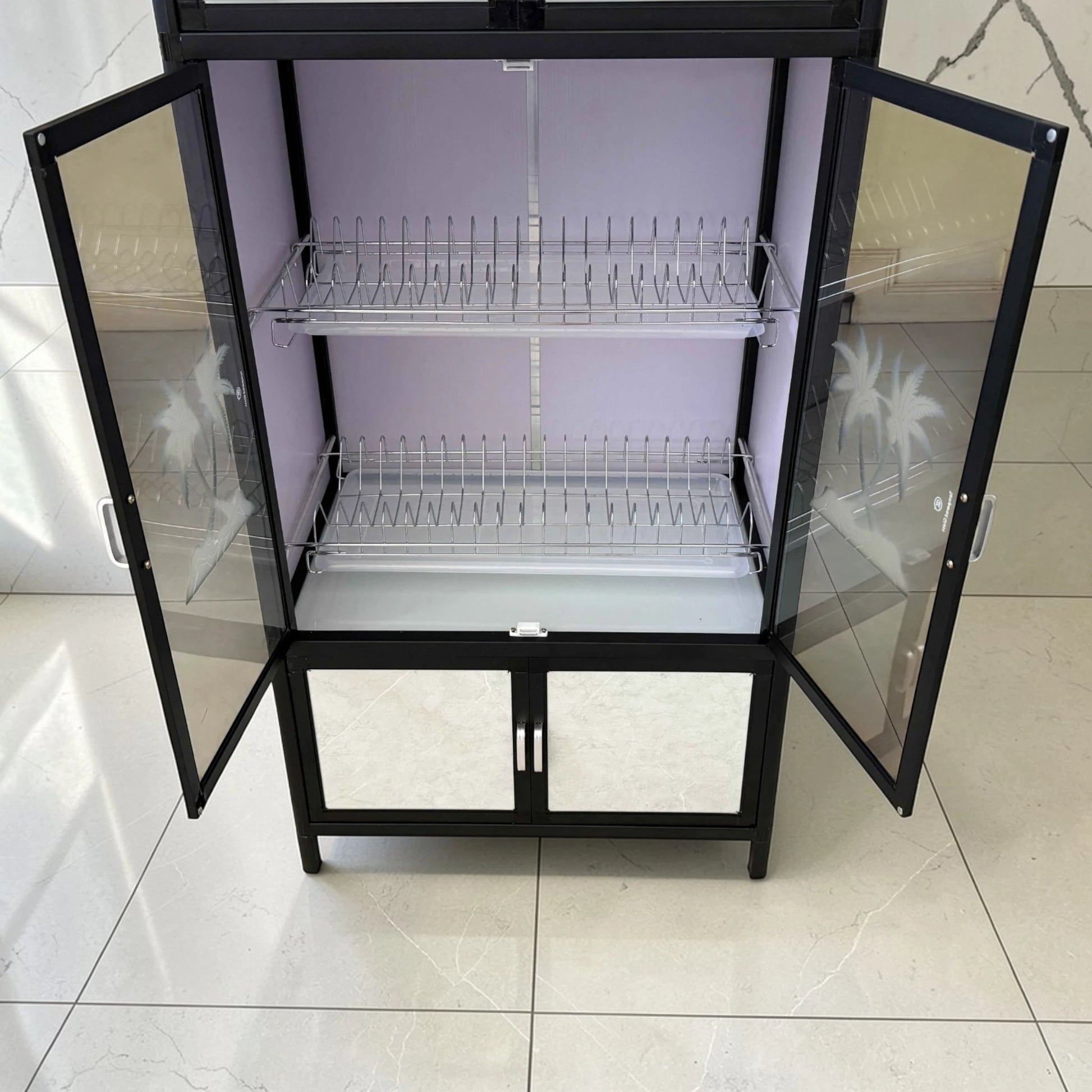 Detalle interior del gabinete de cocina LOTUS Home Collection de 64x42x145 cm con escurridores metálicos dobles y puertas centrales abiertas.