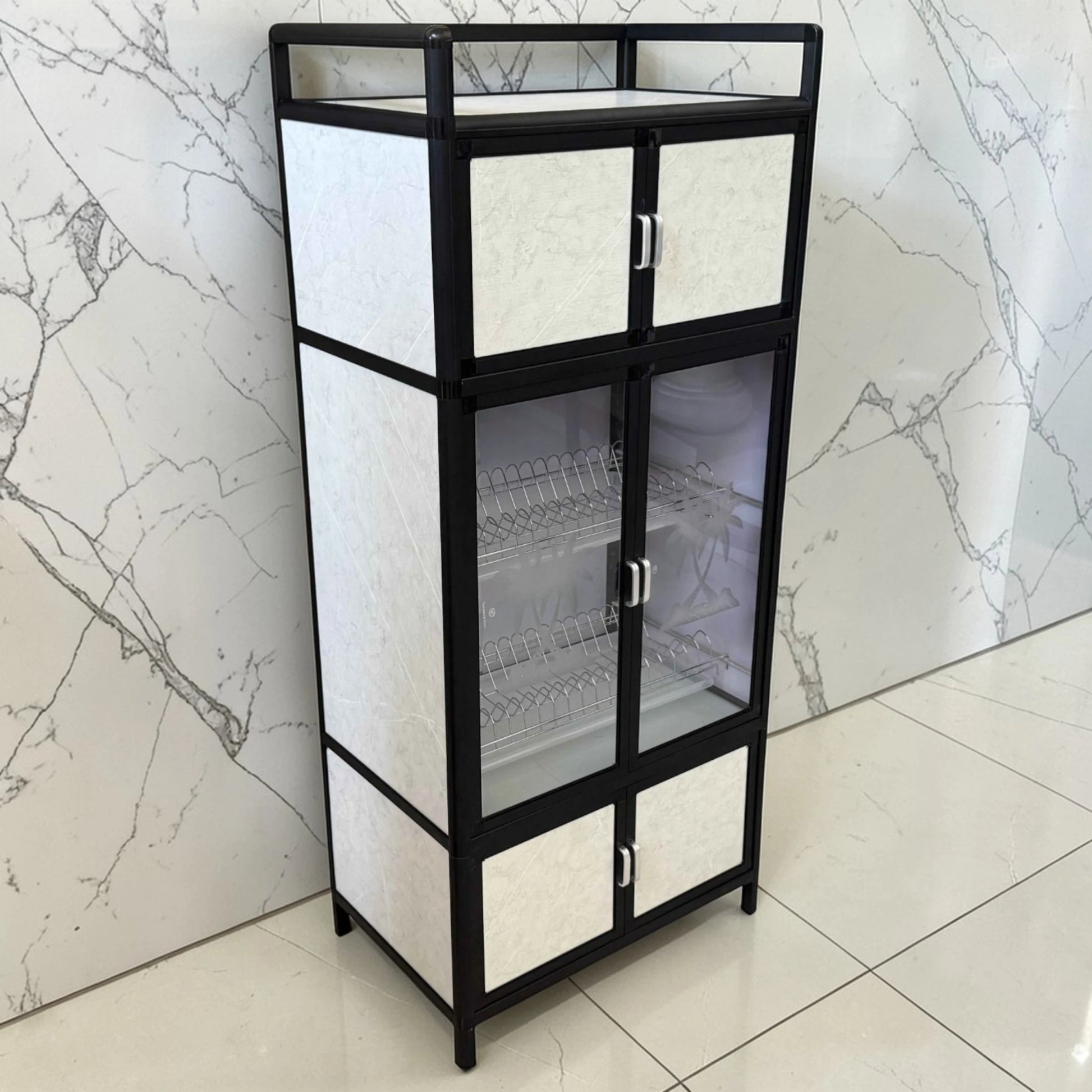 Gabinete de cocina LOTUS Home Collection de 64x42x145 cm en color negro con paneles blanco marmoleado, vista diagonal frontal izquierda completamente cerrado.