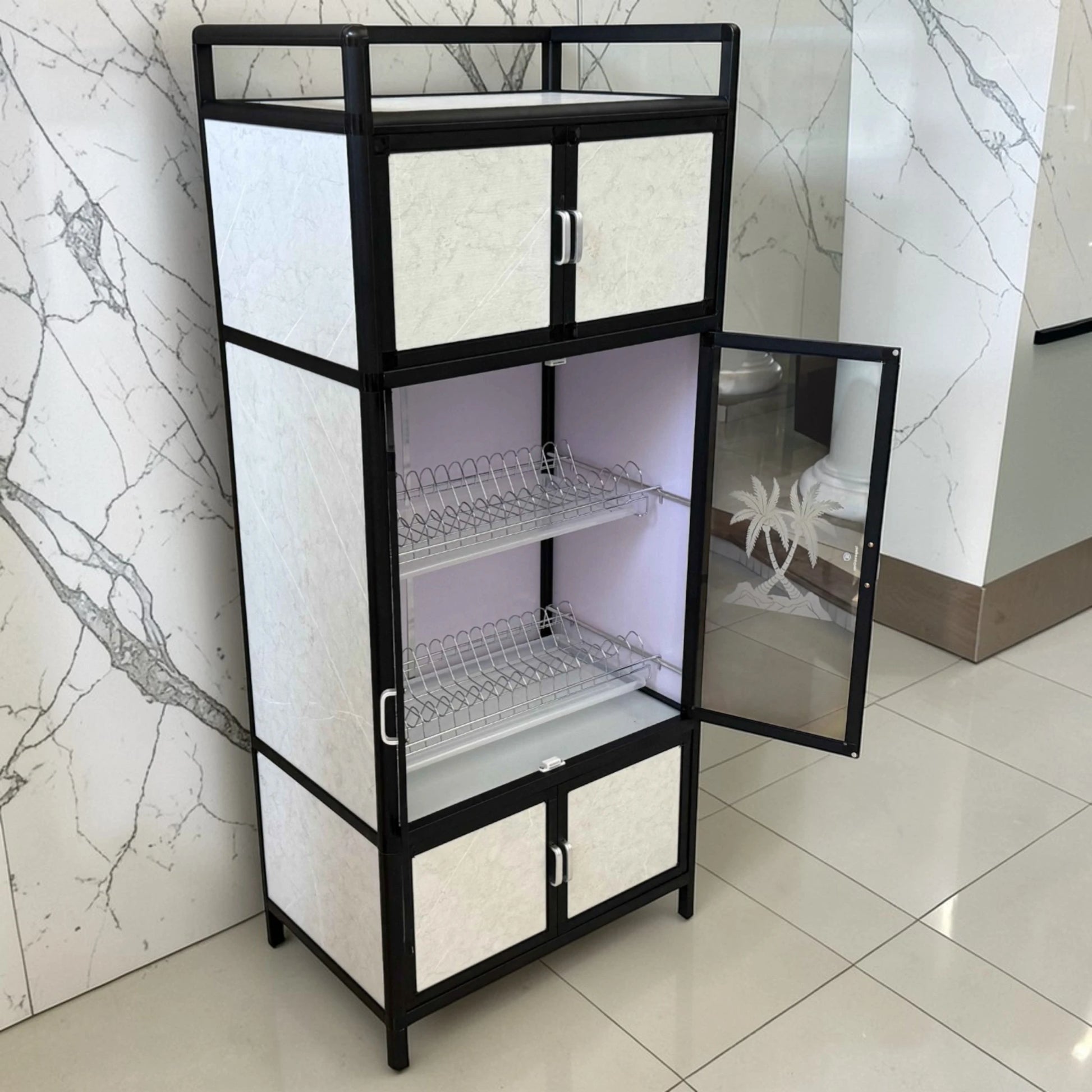 Gabinete de cocina LOTUS Home Collection negro con blanco marmoleado, medida 64x42x145 cm, vista diagonal con puerta central de acrílico abierta mostrando escurridor metálico interior.