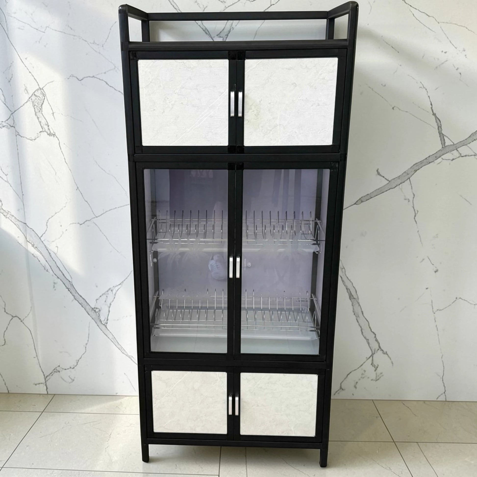 Gabinete de cocina LOTUS Home Collection de 64x42x145 cm en acabado negro con blanco marmoleado, vista frontal con puertas cerradas y diseño moderno de almacenamiento vertical.