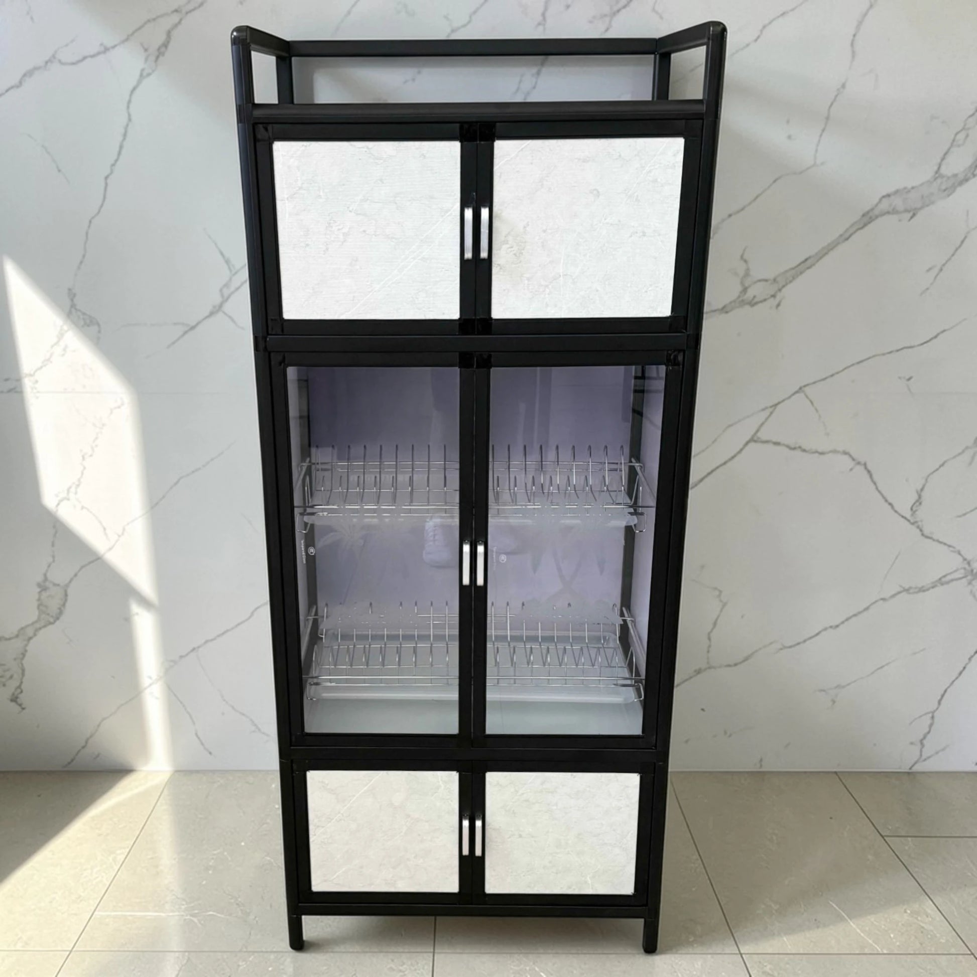 Gabinete de cocina LOTUS Home Collection negro con blanco marmoleado, medida 64x42x145 cm, vista frontal cerrada con compartimento superior, puertas centrales translúcidas y almacenamiento inferior.