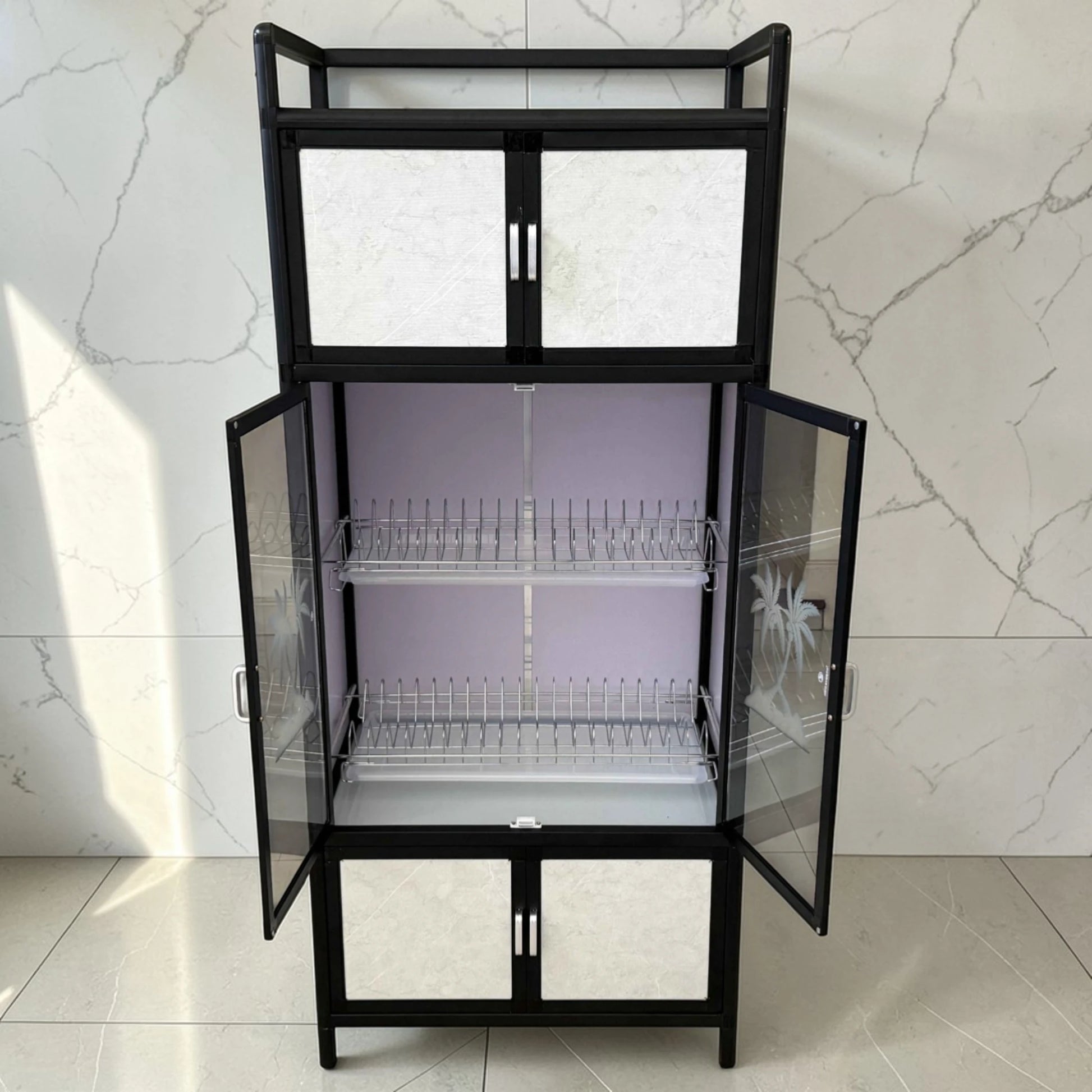 Gabinete de cocina LOTUS Home Collection negro y blanco marmoleado, vista frontal con puertas centrales de acrílico ahumado abiertas y escurridores metálicos para platos.