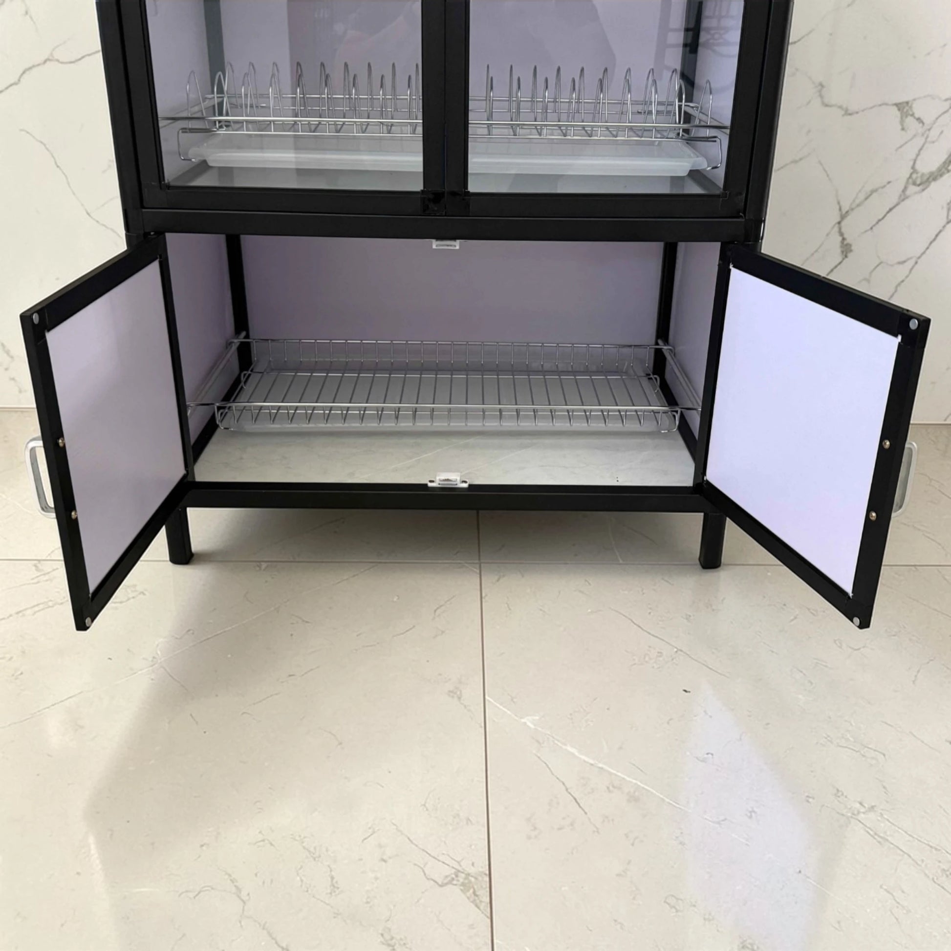 Gabinete de cocina LOTUS Home Collection negro con paneles blanco marmoleado, vista frontal con puertas inferiores abiertas y repisa metálica interna.