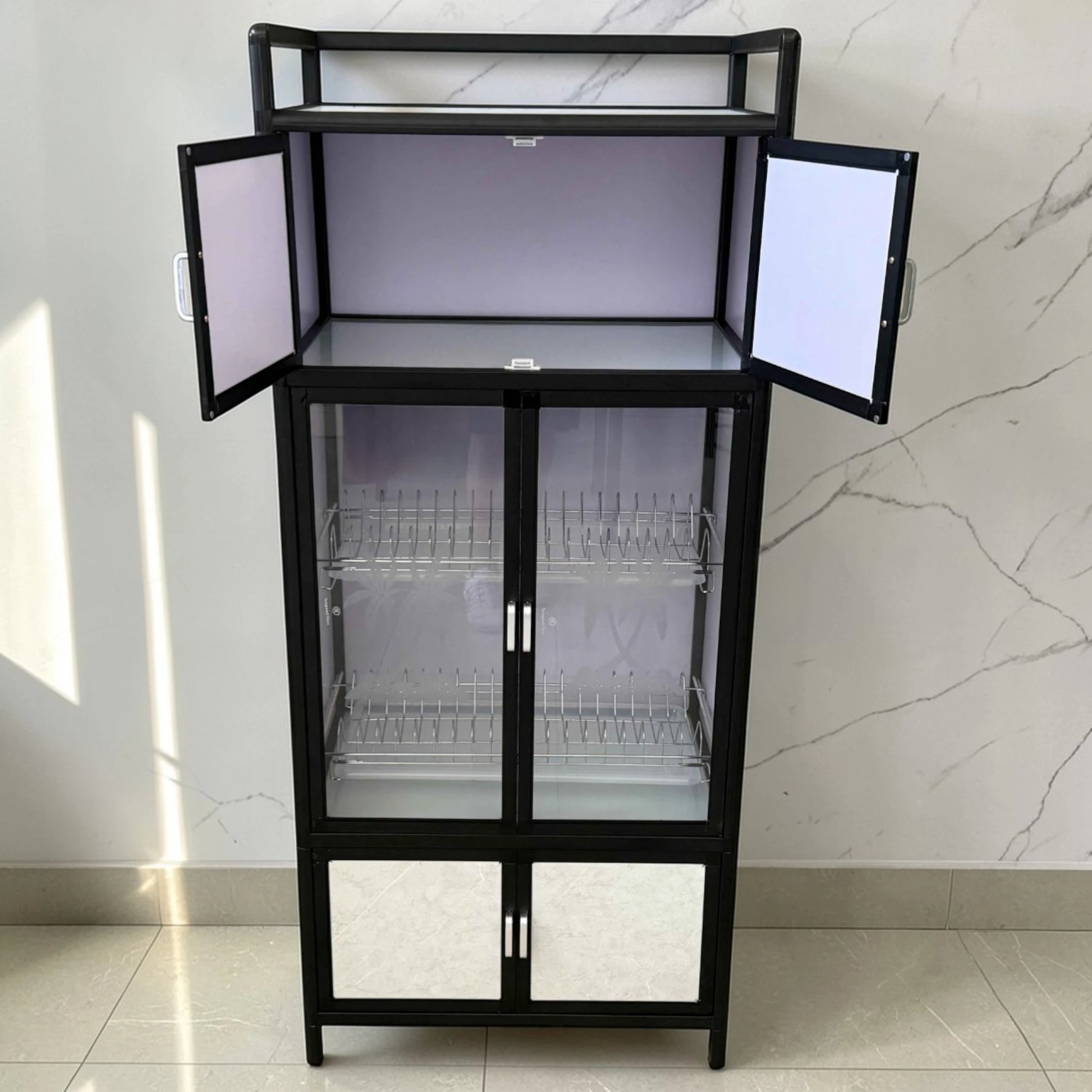 Gabinete de cocina LOTUS Home Collection de 64x42x145 cm, vista frontal con puertas superiores abiertas, acabado negro y blanco marmoleado.