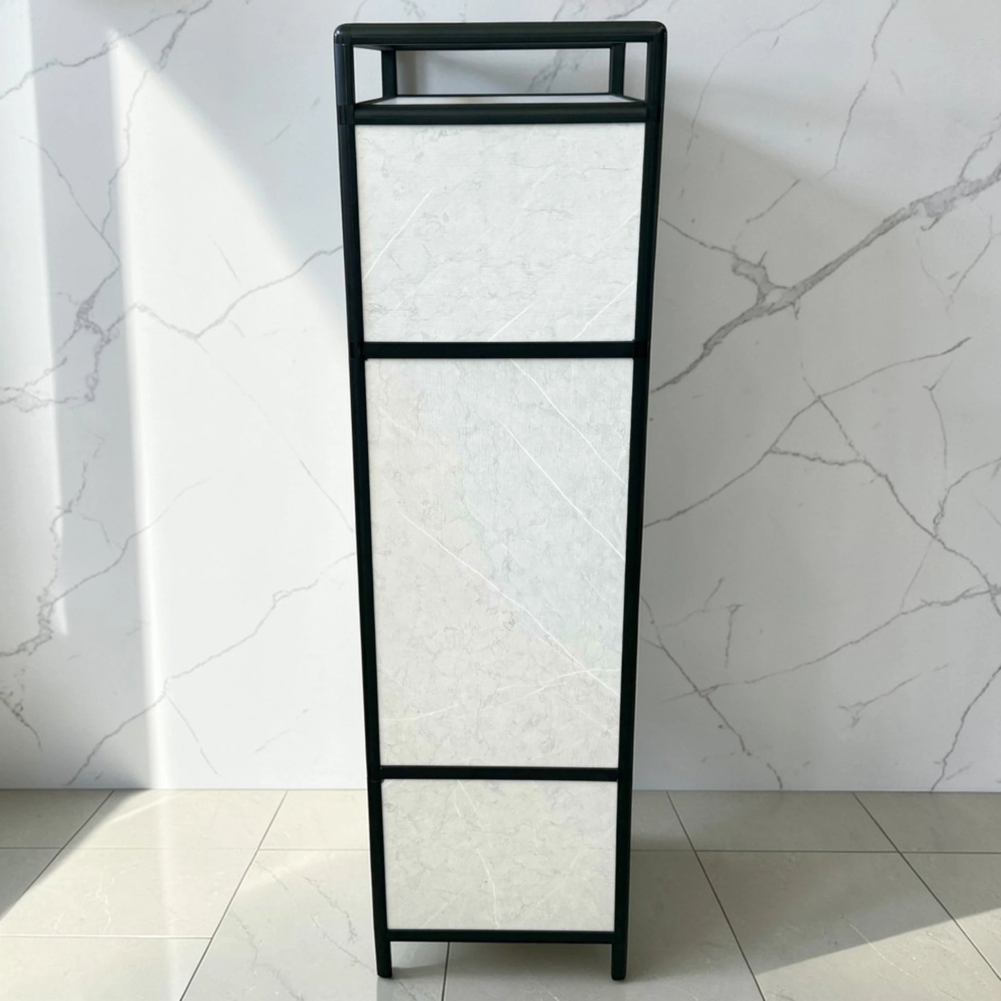 Vista lateral derecha del gabinete de cocina LOTUS Home Collection de 64x42x145 cm, color negro con paneles blanco marmoleado.