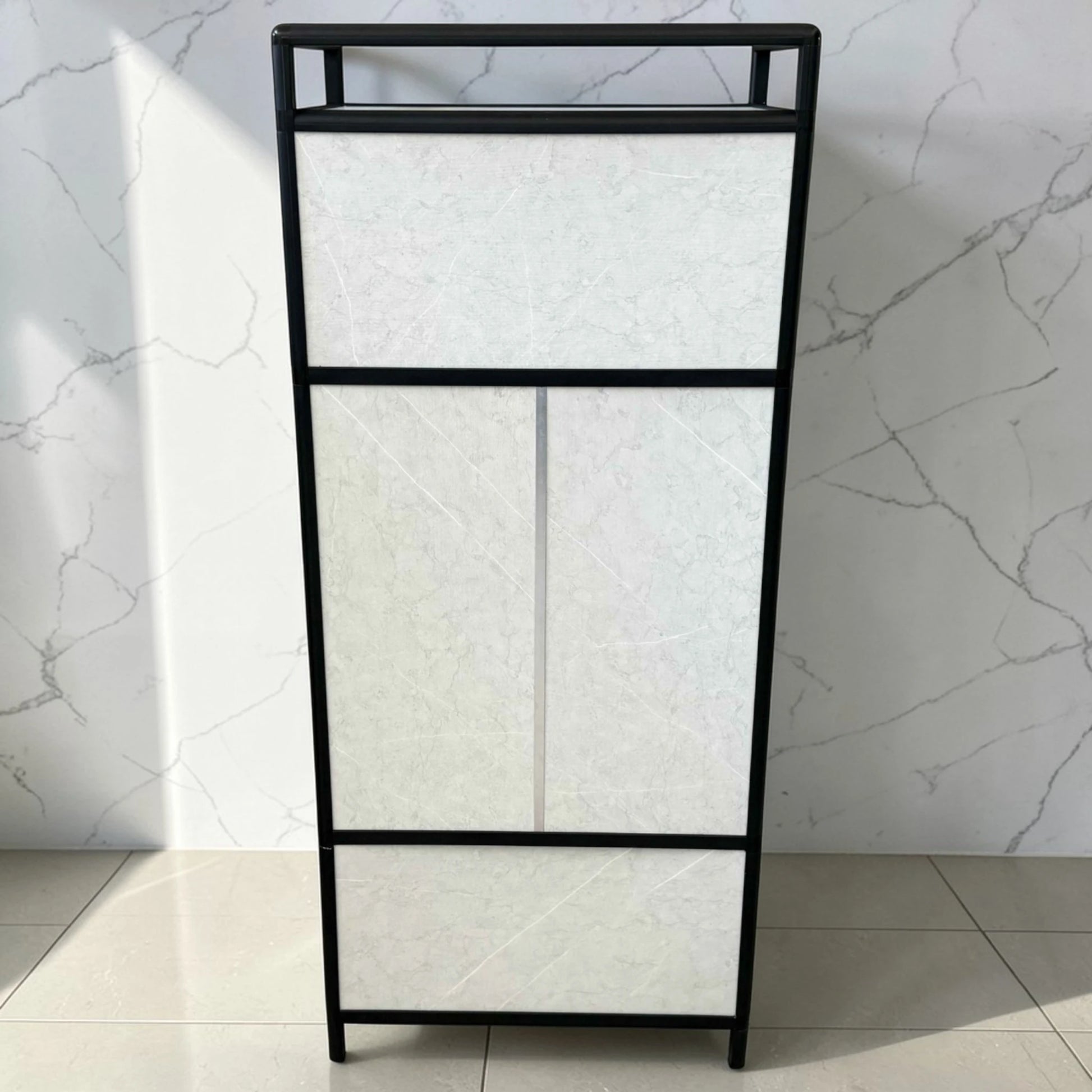 Vista trasera del gabinete de cocina LOTUS Home Collection negro y blanco marmoleado de 64x42x145 cm.