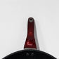 Detalle superior del mango de sartén Epicure Escarlata color rojo vino con interior antiadherente tipo mármol y remaches visibles, parte del set SKU EP-12PCS-045.