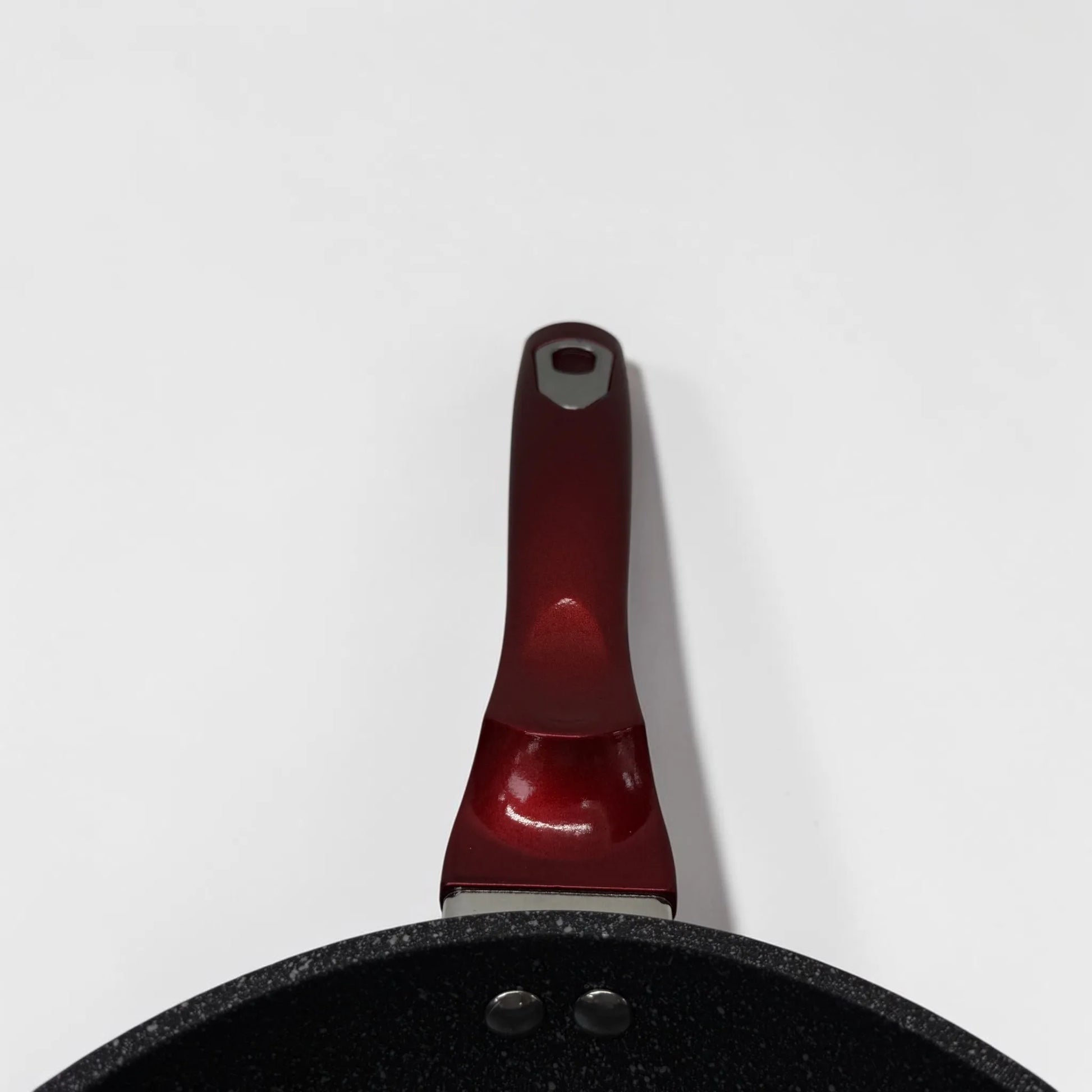 Detalle superior del mango de sartén Epicure Escarlata color rojo vino con interior antiadherente tipo mármol y remaches visibles, parte del set SKU EP-12PCS-045.