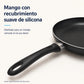 Detalle del mango negro con recubrimiento suave de silicona, orificio para colgar y unión metálica de un sartén Caracol KFS2000.