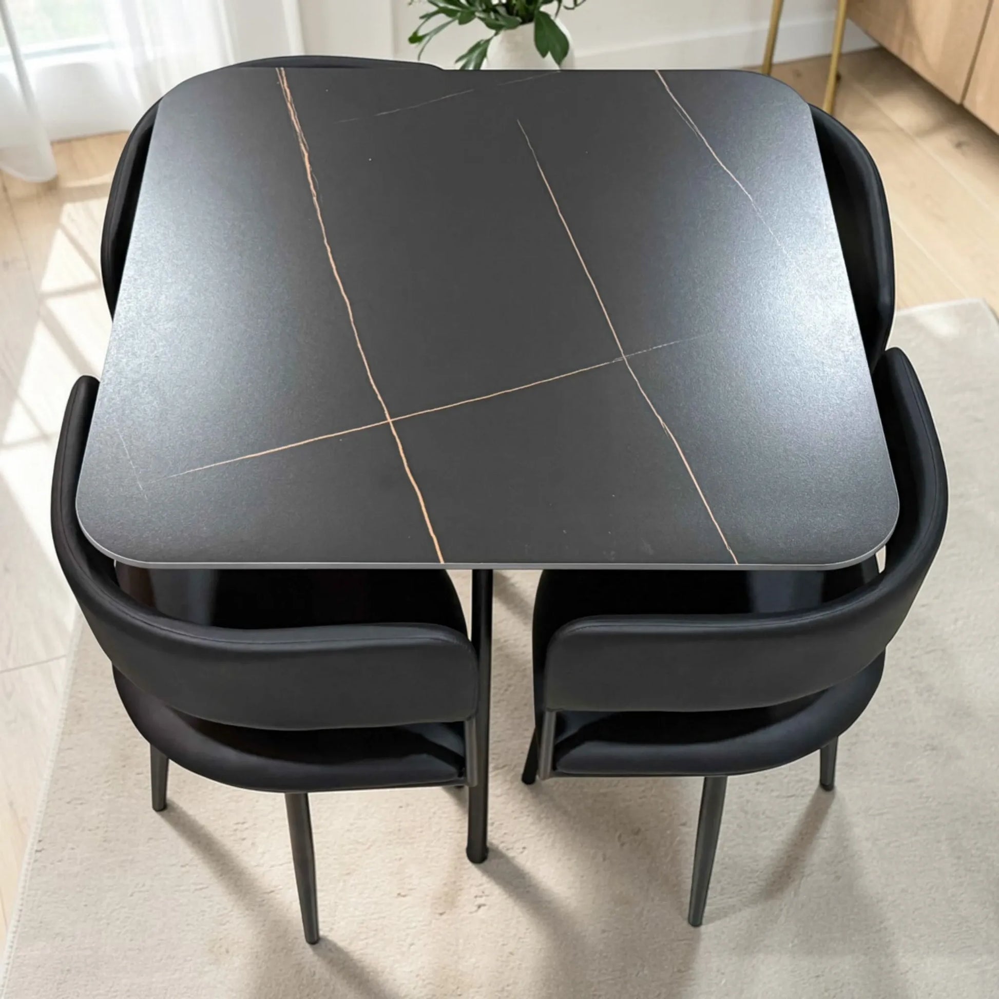 Detalle de mesa modelo 41388 negra tipo mármol con vetas doradas y acabado mate