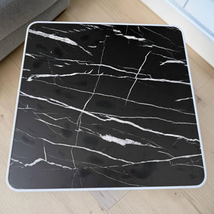 Vista superior de mesa plegable multiusos Ambienta Home Decor color negro tipo mármol de 60x60 cm con borde blanco, SKU 41345.