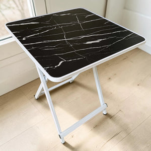 Mesa plegable multiusos Ambienta Home Decor color negro tipo mármol con estructura blanca, medida 60x60 cm y altura de 72 cm, vista frontal lateral, SKU 41345.