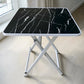 Mesa plegable multiusos negra tipo mármol Ambienta Home Decor con patas blancas y superficie cuadrada de 60x60 cm, altura 72 cm, vista frontal completa, SKU 41345.