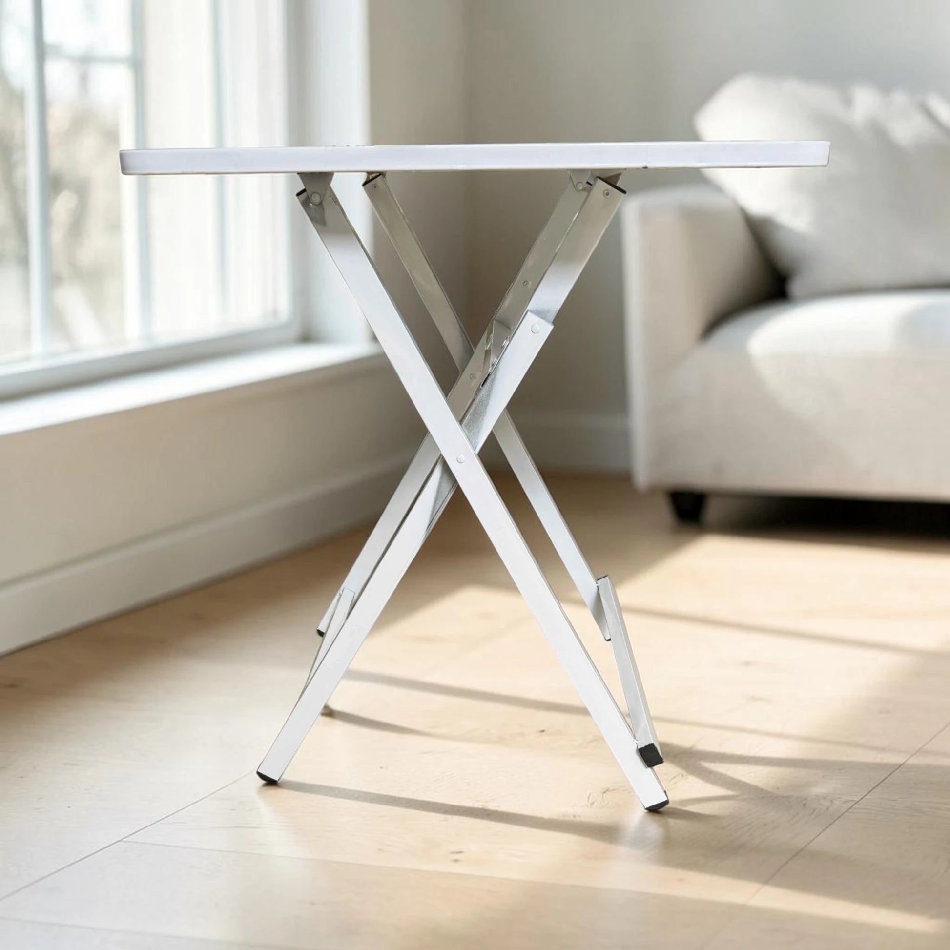 Vista lateral de mesa plegable multiusos Ambienta Home Decor color negro tipo mármol con estructura metálica blanca plegable, SKU 41345.