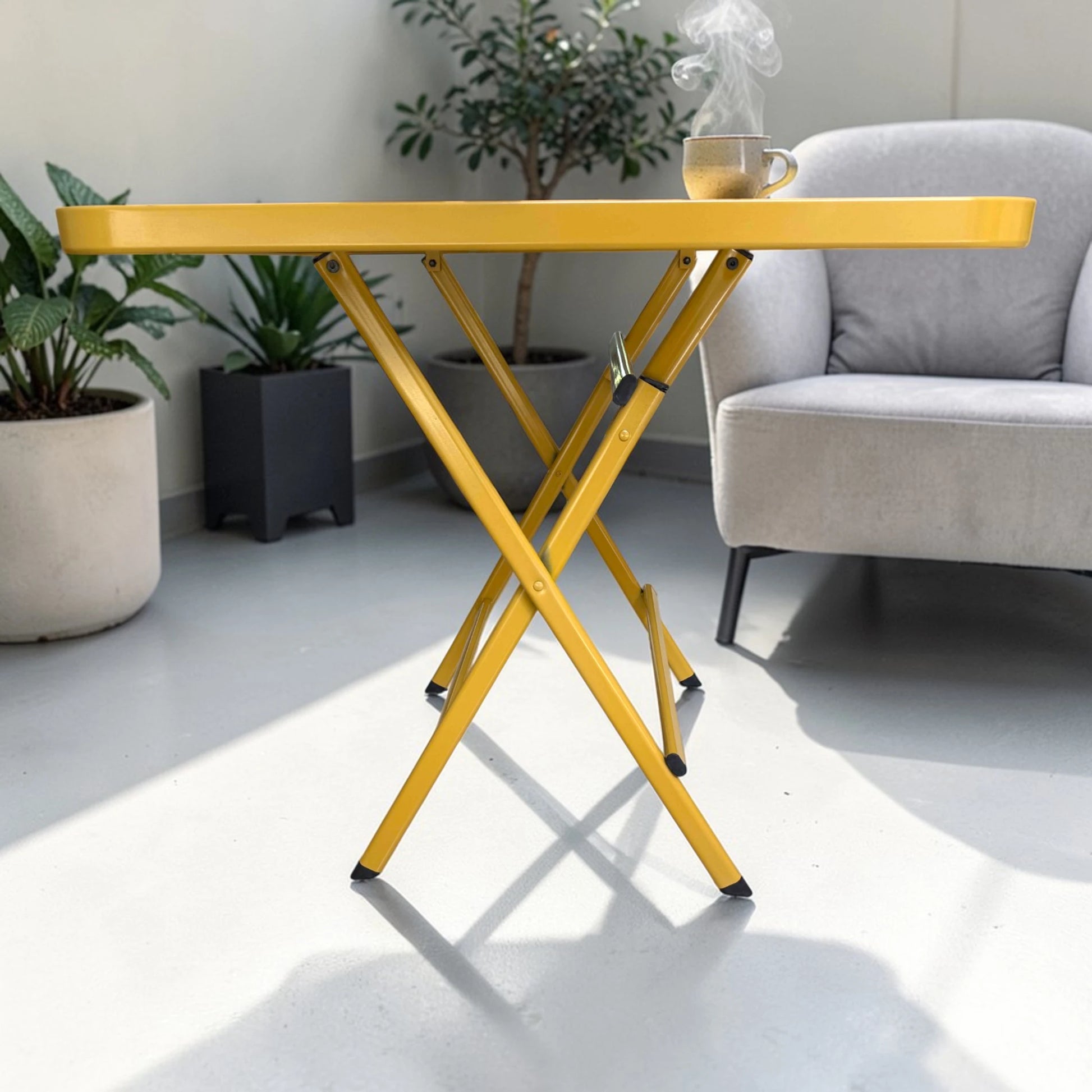 Vista lateral completa de mesa plegable multiusos de 80x80 cm y 74 cm de altura, con tablero tipo mármol y estructura metálica dorada.